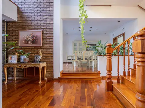Casa en Venta con 4 cocheras