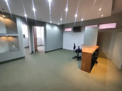 OFICINA DE 3 AMBIENTES CON RECEPCIÓN Y CONSULTORIOS EN PLENO CENTRO