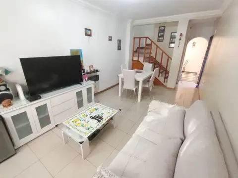 Depto Tipo Casa 4 ambientes con 2 baños