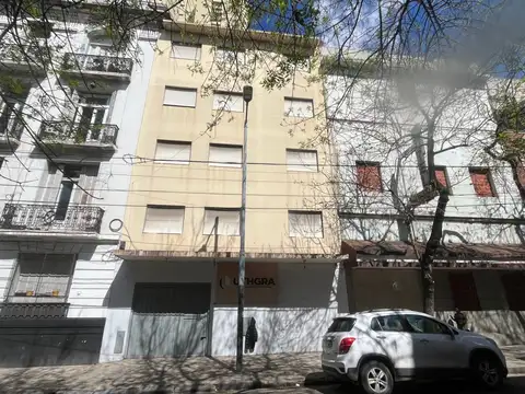 VENTA HOTEL DE PASAJEROS, COCHABAMBA 1228, 4 PISOS, 20 HABITACIONES C/BAÑO PRIVADO, COCH. 10 AUTOS  