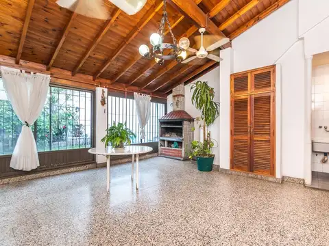 VENTA CASA 5 AMB. CIUDADELA CON COCHERA
