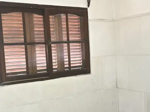 ¡Olvidate del departamento! Casa con Lote Propio y Jardín en Calle 529 e/ 6 y 7 - Sin Expensas