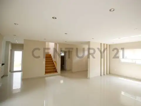 Casa 5 ambientes con 3 baños