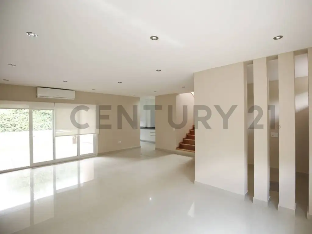 Casa en Alquiler de 273,59 m2