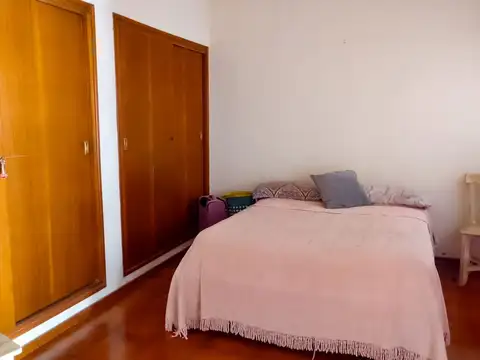 Amplia casa en venta con depto independiente