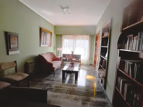 Venta Casa en Monte Grande con galeria y parque muy amplios