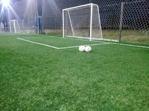 Local con 2 Canchas de Futbol 5