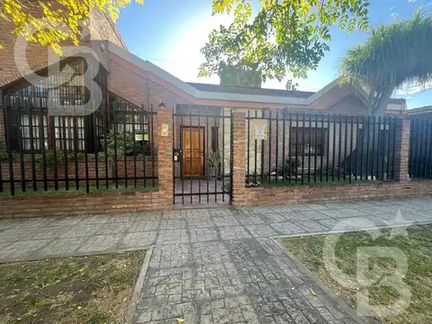 Venta Casa en Castelar de 5 ambientes con quincho y pileta
