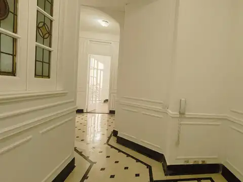 Oficina 6 ambientes con 2 baños