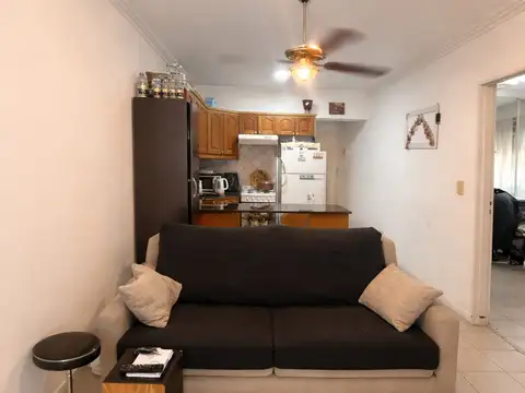Departamento dos ambientes con balcón pequeño. 1er piso