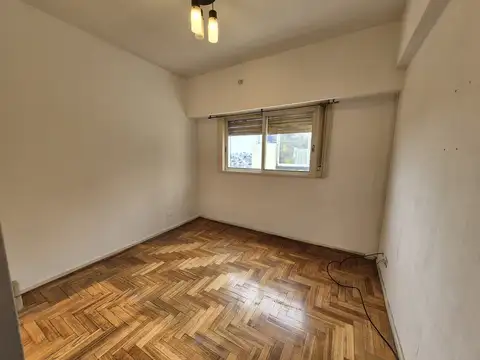 MUY CÓMODO DEPARTAMENTO DE DOS AMBIENTES LATERAL UNA CUADRA SUBTE PLAZA DE LOS VIORREYES