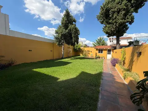 VENTA CASA 4AMB GARAGE JARDIN BARRIO PILETA