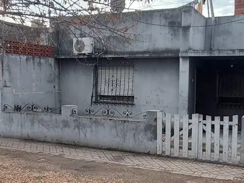 EN VENTA - CASA 2 DORMITORIOS A RECICLAR - BARRIO BELLA VISTA
