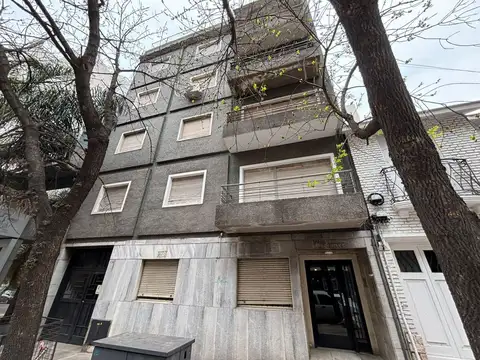 ALQUILER – Departamento de 3 dormitorios con balcón sobre Vélez Sarsfield en Centro