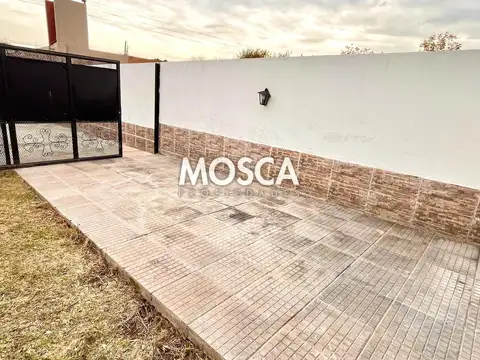 Casa en Alquiler con 2 cocheras