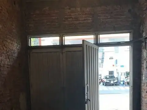 Venta De Local, Garage Y Fondo Libre  Caseros