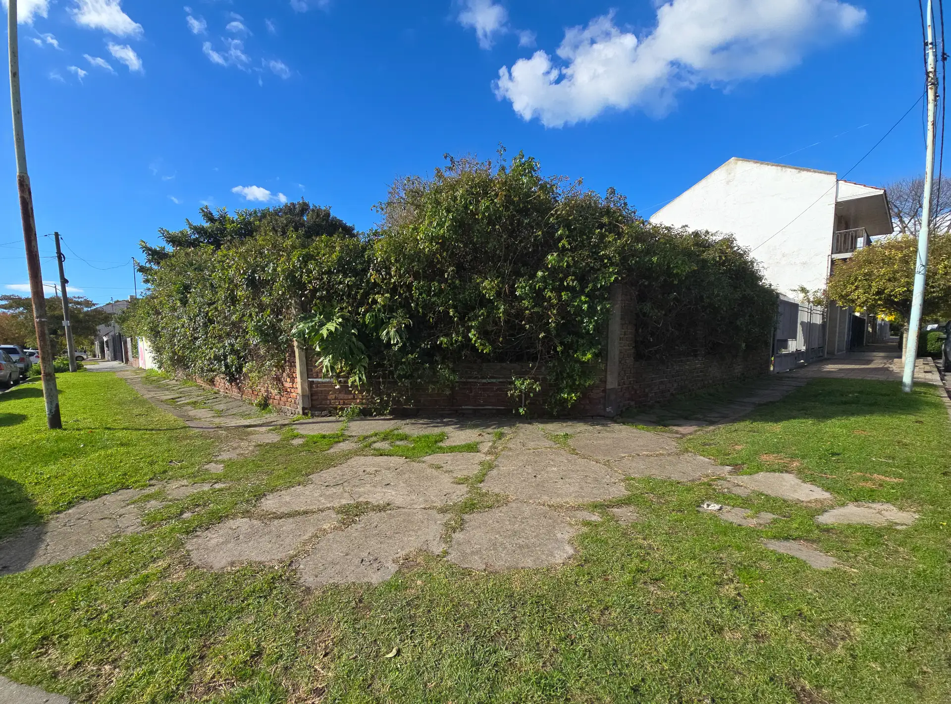 Lote de esquina 265m² - Santa Fe y Larrea