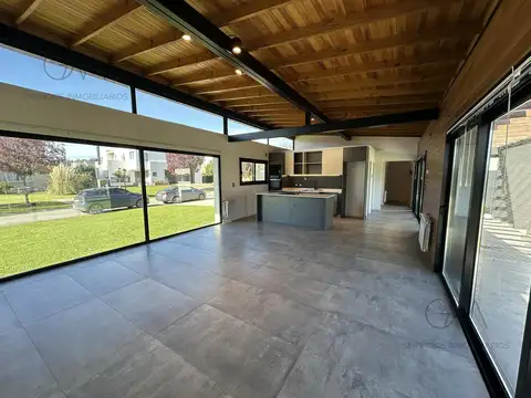 Casa en Alquiler con 2 cocheras