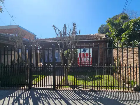 VENTA - HERMOSO CHALET EN MANUEL ALBERTI A METROS DE LA ESTACIÓN