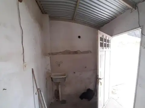 CASA EN VENTA DE 2 DORMITORIOS CON JARDÍN