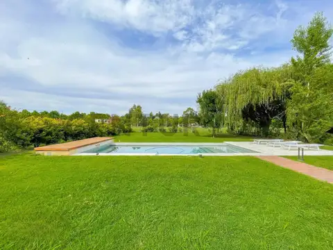 Casa a la venta de 3 dormitorios, pileta y solarium frente al Lago del Hoyo 2