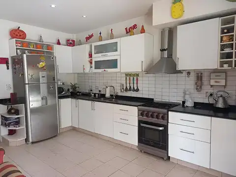 Venta Casa 4 amb. con Piscina en Maquinista Savio Escobar