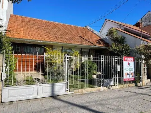 CHALET 3 AMBIENTES CON GARAJE Y QUICHO EN  BARRIO CHAUVIN - IDEAL DESARROLLO