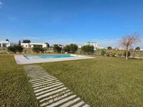 Casa en Alquiler con 6 cocheras