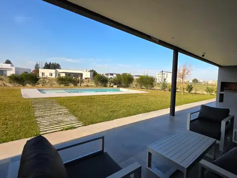 Casa 6 ambientes con 4 baños