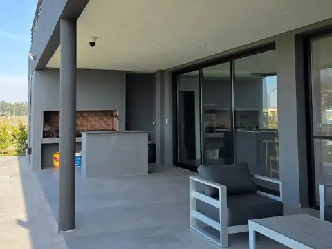 Casa en Alquiler en La Alameda, USD 2.800