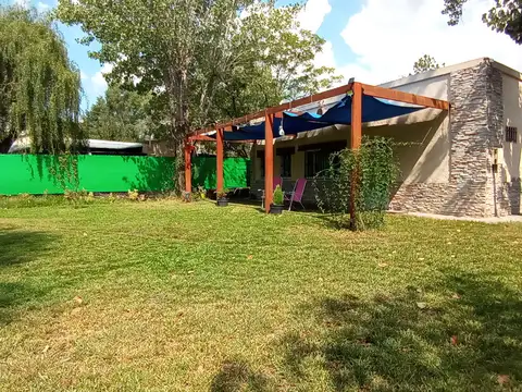 Cabaña, quincho y pileta sobre lote de 900 m² — Financiación disponible