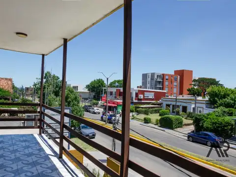Casa en venta c/ cochera en Playa Mansa