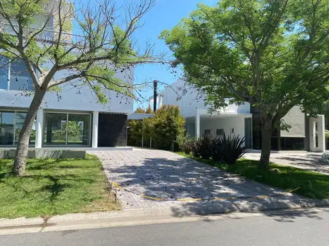 Venta Casa 3 Dormitorios + Playroom