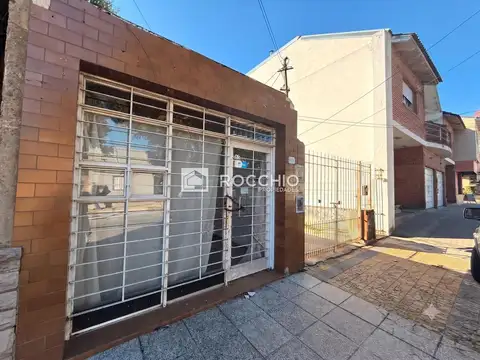 Casa multifamiliar con local 7 ambientes Villa Ballester a refaccionar