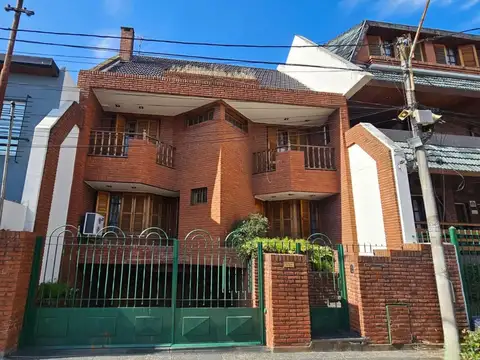 CASA DE 6 AMBIENTES CON 4 COCHERAS