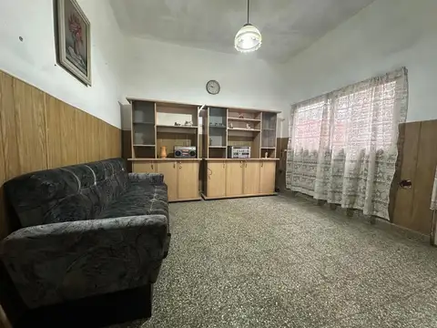 Casa con local y departamento en primer piso