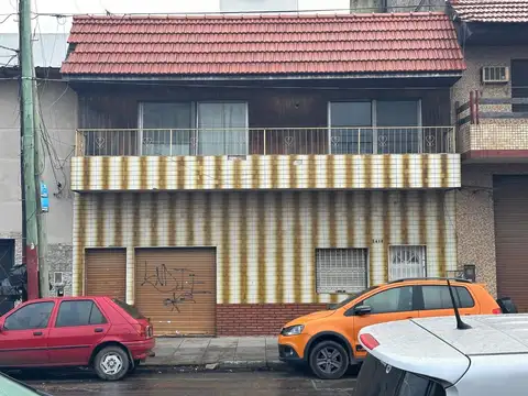 Casa con local y departamento en primer piso