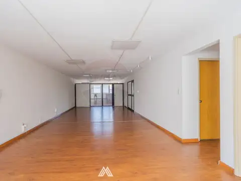 Venta de oficina Ciudad Vieja frente al Puerto