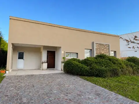 Casa 4 ambientes en venta Fincas de Hudson cochera