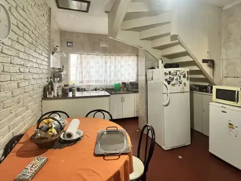 Casa 4 ambientes con 2 baños