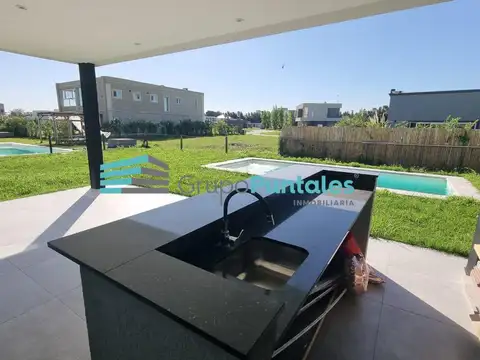 Casa en Venta con 2 cocheras