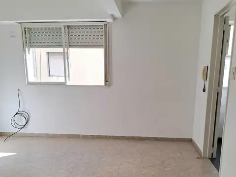 ¡OPORTUNIDAD ÚNICA! MONOAMBIENTE PARA VIVIR O GENERAR INGRESOS - CERCA DE ESTACION DE TRENES Y SUBTE.