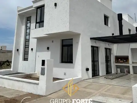 DUPLEX EN ESQUINA EN VENTA EN DOCTA, 2 DORMITORIOS