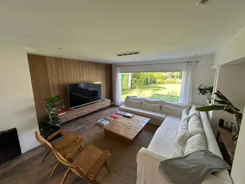 Casa 8 ambientes con 5 baños
