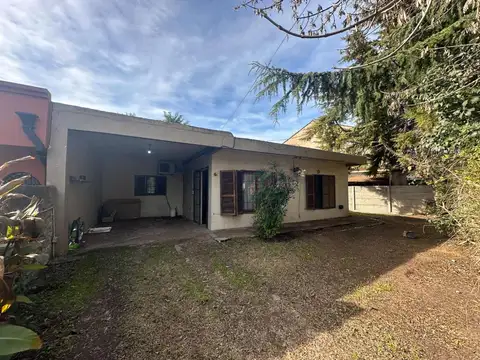 VENTA CASA 3 AMBIENTES EN PILAR CON PARQUE Y PARRI
