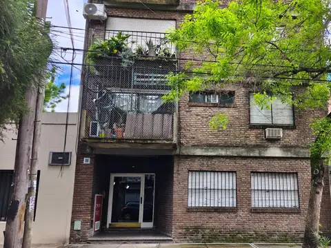 Venta de departamento 2 amb, planta Baja con jardin.