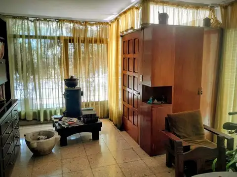Casa 6 ambientes con 2 baños