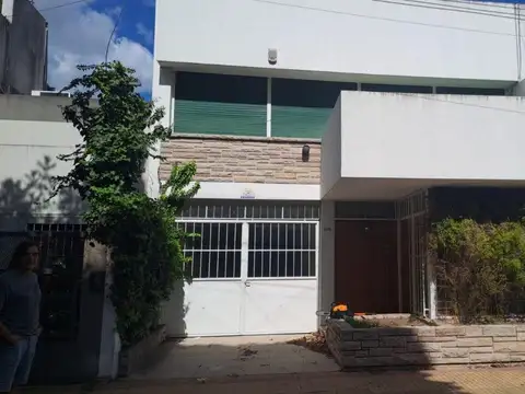 Casa a la venta - Parque y pileta - La Plata