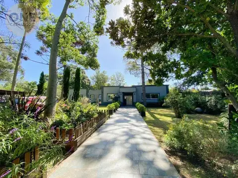 Casa de categoría en venta – Calle 10 entre 472 y 474 | City Bell