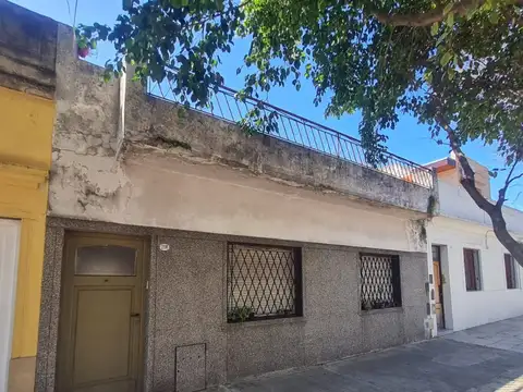 Casa 4 ambientes con escritorio,patio y terraza ideal para reciclar APTA CREDITO